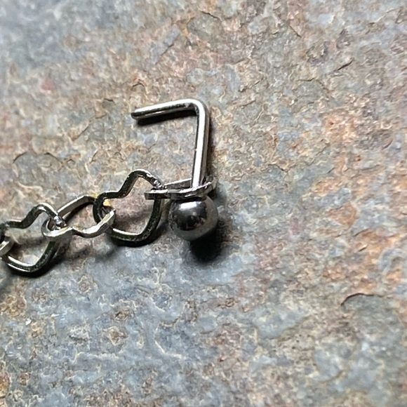 NWOT silver over the nose chain linked heart set includes 2 nose rings 1 chain - Picture 5 of 5